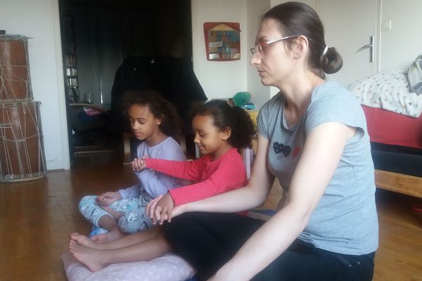 Aurélie Lemaire et ses deux filles de 4 ans et 8 ans est une adepte du programme depuis quelques semaines. "Cela apaise même nos tensions !" se réjouit-elle.