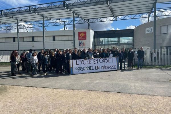 Des enseignants et des personnels du Lycée Saint-Exupéry de Blagnac (Haute-Garonne) ont décidé d'exercer leur droit de retrait, ici le lundi 4 octobre.