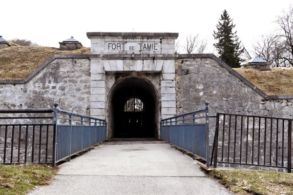 L'entrée du Fort de Tamié, ancien fort militaire accroché à la montagne en Savoie, où ont été organisée des soirées techno pendant plusieurs années.