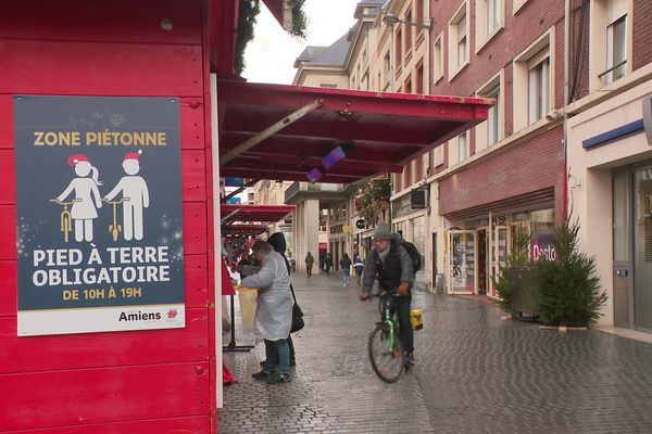 Depuis ce vendredi 22 novembre 2024, les cyclistes doivent mettre pied à terre dans les zones piétonnes du centre-ville d'Amiens.