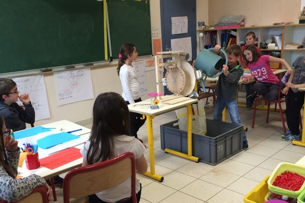  Les élèves de l'école de Lapeyrouse, dans le Puy-de-Dôme préparent "Exposciences 2017". 