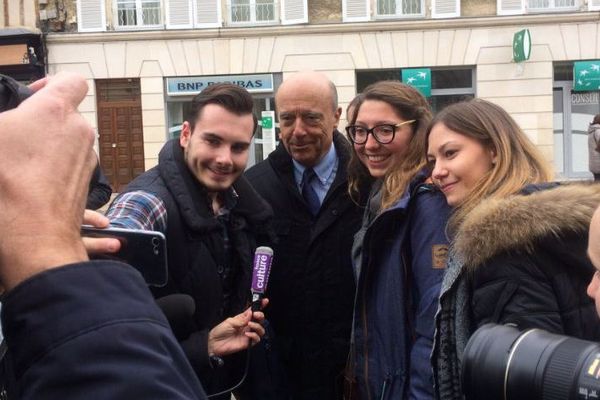 Un admirateur demande un selfie à Alain Juppé sur la place Notre-Dame de Poitiers