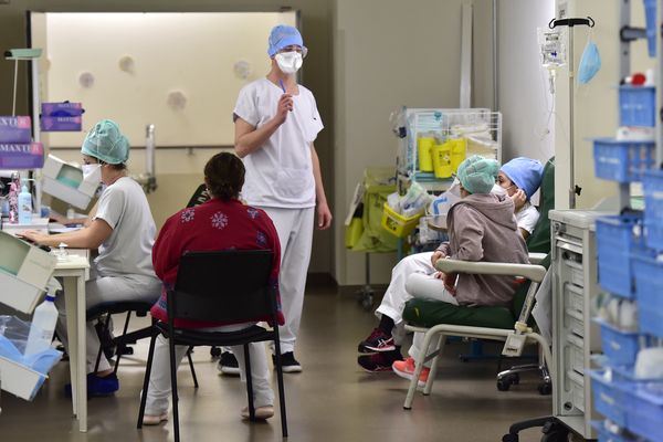 Du personnel médial en service de réanimation à l'hôpital de Purpan à Toulouse le 4 février 2021.