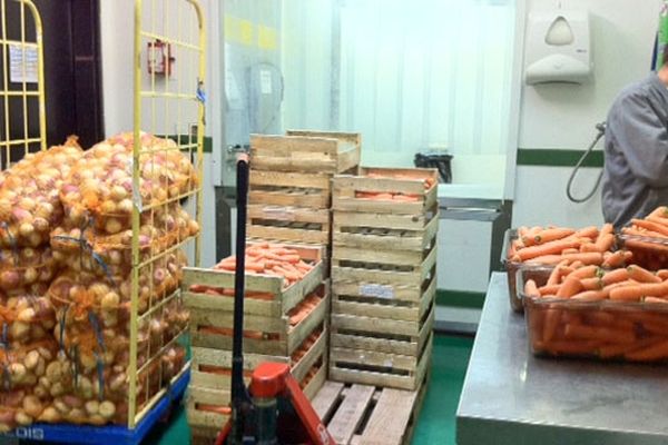 Les légumes frais arrivent à la cuisine centrale de Rouen