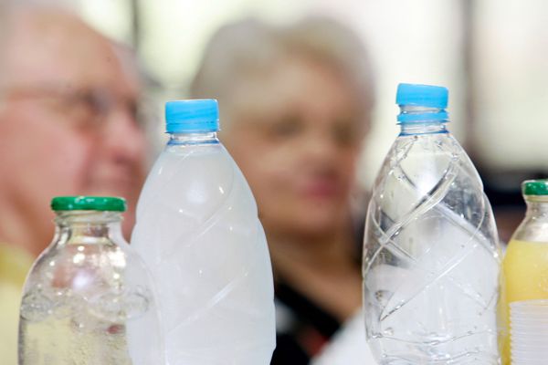 En France, 25 millions de bouteilles d'eau en plastique sont jetées chaque jour.