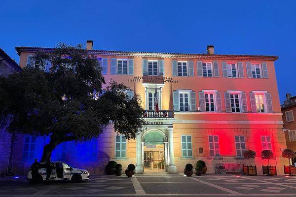 L'hôtel de ville de Fréjus aux couleurs bleu-blanc-rouge du drapeau tricolore, au soir de ce premier tour de l'élection présidentielle 2022.