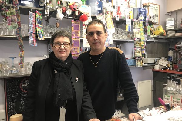 Lucie-Anne Soudée dit "Lulu" et Hassan Boumessaoud dit "Boubou" cherchent à vendre leur bar-PMU à Neuillé-Pont-Pierre en Indre-et-Loire depuis un an et demi