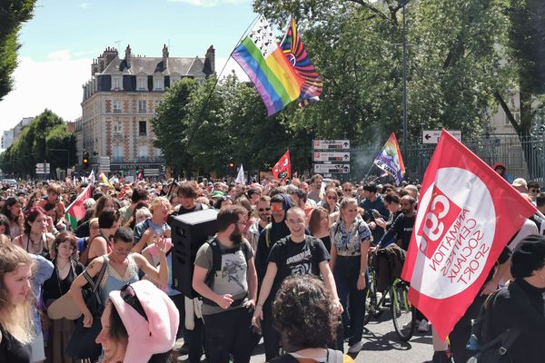 À Rennes, la marche des fiertés a déboulé sur l'avenue Janvier en dansant au rythme de la musique des chars.