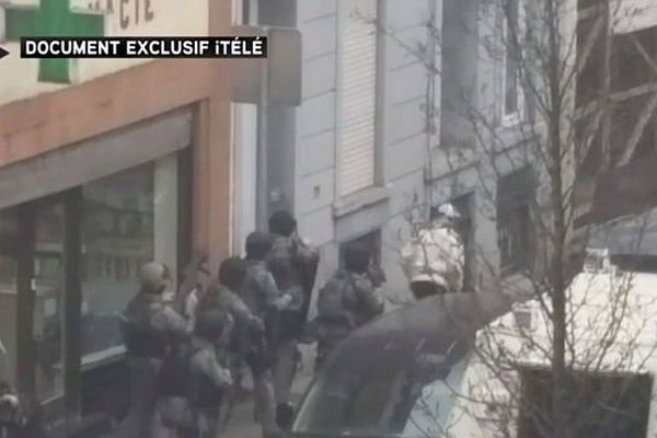 Un homme en blanc - probablement Salah Abdeslam - tente de s'échapper en courant, devant les forces de l'ordre.