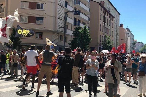 Environ entre 750 et 1500 personnes ont participé à une marche contre les idées d'extrême-droite entre Villeurbanne et Lyon ce dimanche 13 juin