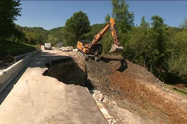 La côte de Morre est en travaux, avec un affaissement imprévu à combler. 