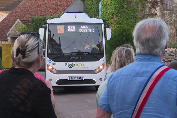 Une semaine après l'opération coup de poing des élus, le bus est autorisé à s'arrêter à Meulson (Côte-d'Or).