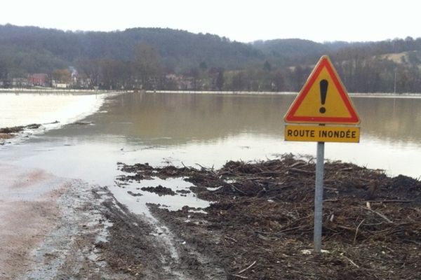 Marne en crue route d'Autigny-le-Petit