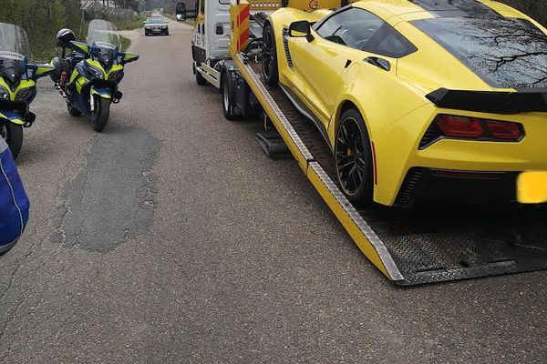 L'une des voitures, une Corvette, a été mise en fourrière.