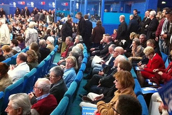 Les militants installés dans la salle où Nicolas Sarkozy va tenir son meeting de campagne, Caen, 10 novembre 2014