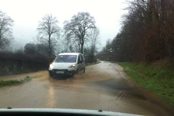 Route inondée dans le secteur d'Hucqueliers