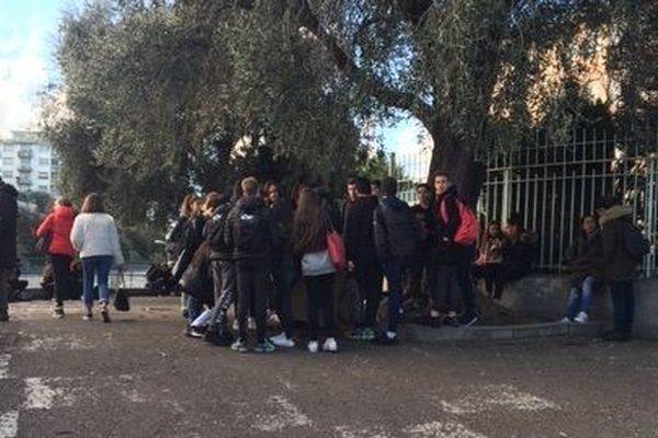 Des élèves rassemblés devant le lycée Estienne d'Orves à Nice.