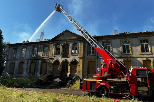 Un incendie s'est déclaré lundi 29 juillet 2024 à 5 H 00 du matin au château du domaine de Pépinville à Richemont.