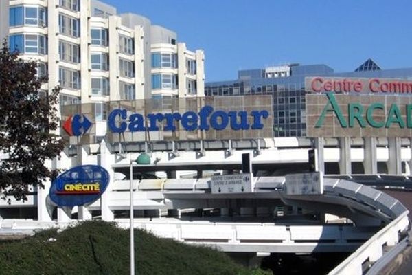 Tentative De Braquage Au Carrefour De Noisy Le Grand Quatre Personnes Blessees