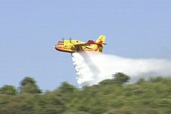 Fleury-d'Aude - 1er feu de l'été. 8 canadairs luttent contre les flammes - 25 juin 2013.