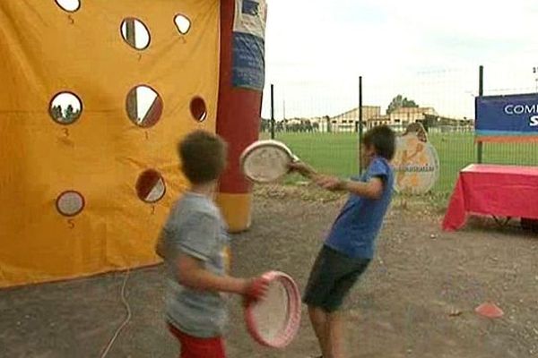 Cournonterral (Hérault) - les jeunes sont fans de tambourin- 29 juillet 2014.