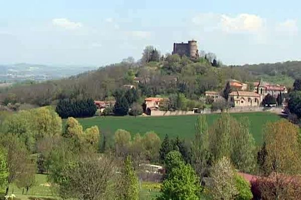 Le château de Busséol, dans le Puy-de-Dôme.