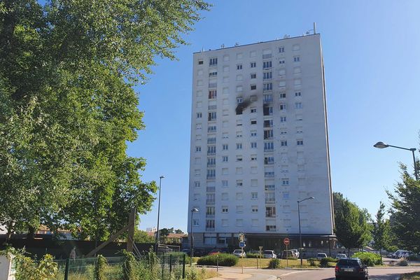 L'incendie s'est déclaré dans un appartement situé au 15ème étage de cet immeuble, à Canteleu (Seine-Maritime)