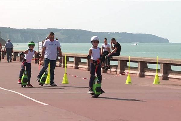 La mono-roue, une des nouvelles activités estivales sur la plage de Dieppe