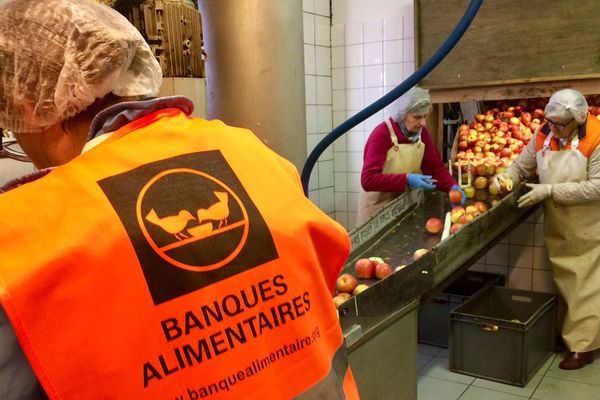 Les bénévoles de la banque alimentaire ont transformé des pommes en jus pour rentabiliser un don de plus de deux tonnes - 24 avril 2018