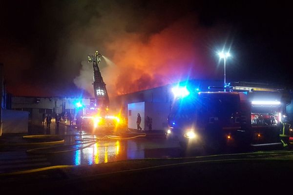 Incendie bâtiment Leach International - Niort