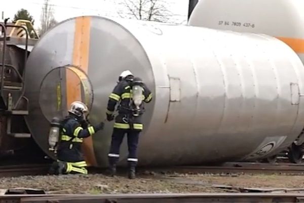 L'intervention des pompiers sur le wagon-citerne couché.