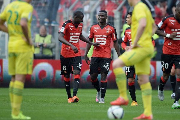 L'attaquant rennais Paul-Georges Ntep (au centre) félicité après son but à la 68e minute dans le derby de l'ouest à Nantes - 13/09/2015