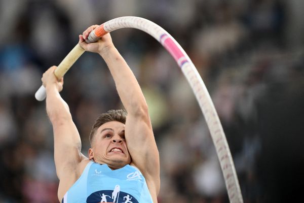 L'Isérois Thibaut Collet a réalisé un saut à 5m76, dimanche 18 février, pour remporter les Championnats de France d'athlétisme en salle.