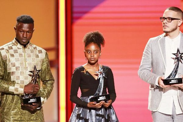 Mamoudou Gassama (à gauche), lors de la 18ème cérémonie des BET Awards, à Los Angeles.