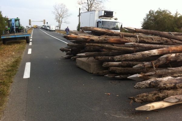 Depuis mercredi matin, les mytiliculteurs se relayent pour bloquer le pont écluse qui relie la Vendée à la Charente Maritime.