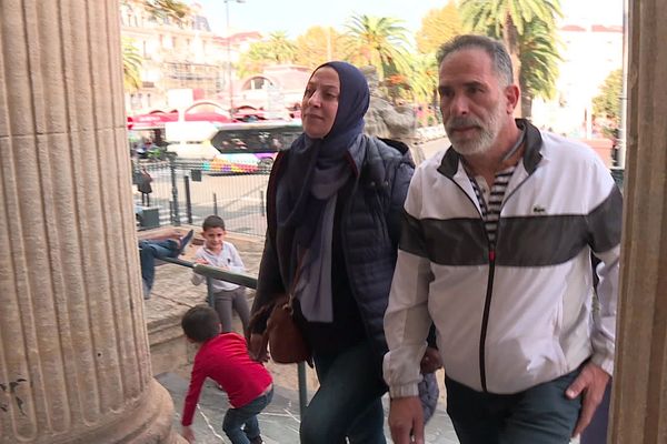 Les parents de Yanis arrivent au tribunal correctionnel de Perpignan, le 9 novembre 2022.