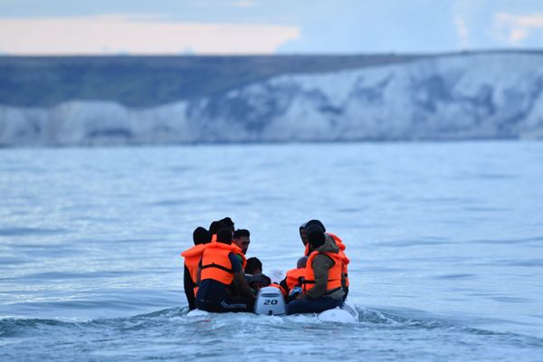 Image d'illustration de migrants tentant de traverser de traversée de la Manche sur une embarcation de fortune.