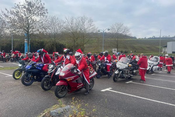 300 motards lorrains sont partis de Pont-à-Mousson samedi 16 décembre 2023 pour rejoindre Nancy. Dress-code : costume et bonnet de Père Noël, en soutien aux enfants hospitalisés.