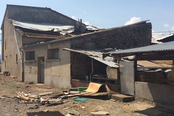 C’était vendredi 5 juillet aux alentours de 20 heures. Une mini-tornade s’abat sur le village de la Redonde, dans la commune de Brenat, près d’Issoire, dans le Puy-de-Dôme. Des vents violents et des chutes de grêle ont détruit des toitures et arraché des arbres. 