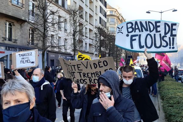 Les milliers de manifestants ont défilé dans les rues de Rennes contre la loi de "sécurité globale" le 28 novembre 2020