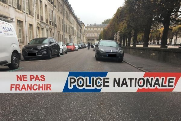 La police a bouclé la place Carrière, jeudi 15 octobre 2020, en début d'après-midi.