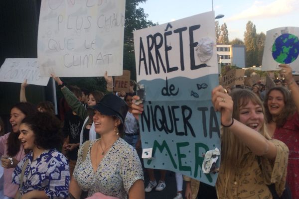 Les lycéens de Bayonne défilent pour le climat, les océans vendredi 20 septembre