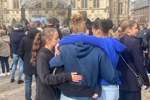 L'émotion était palpable ce dimanche 13 octobre sur la place des Héros à Arras pour l'hommage à Dominique Bernard.