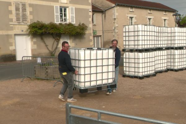 A Beaumont-Saint-Cyr, la commune a proposé la commande groupée d'une centaine de récupérateurs d'eau pour ses habitants.