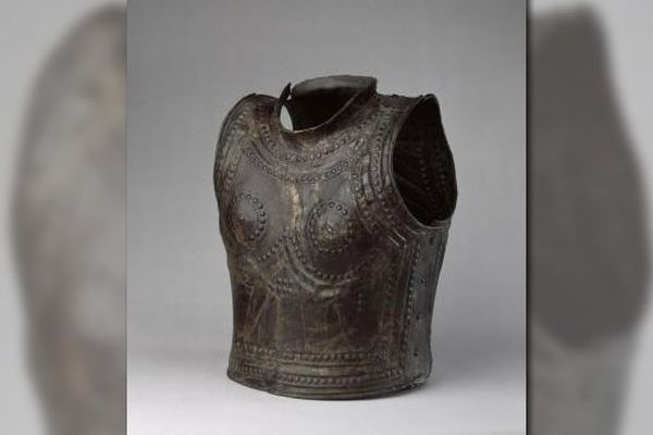 L'une des cuirasses de Marmesse, chef d'oeuvre de l'âge de Bronze.