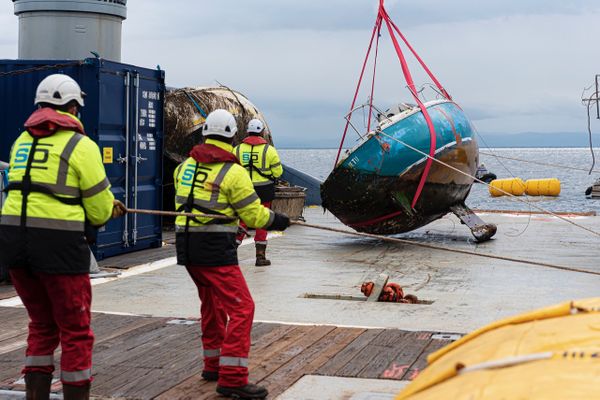 Chargement d'une épave en baie de Figari à bord du BSAA Pionnier en Mars 2021.