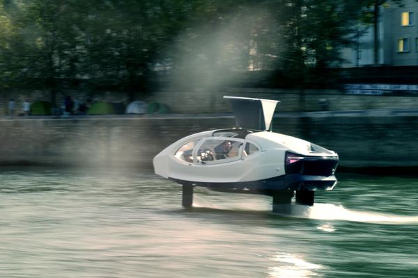 Une SeaBubbles, sorte de taxi volant, sur la Seine pour un essai à Paris le 16 septembre 2019.