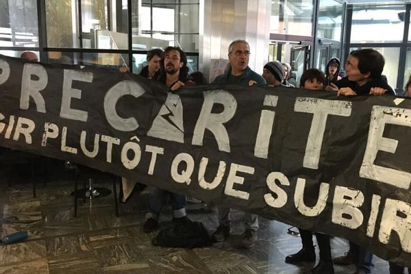 Les manifestants dans le hall de la Direccte.