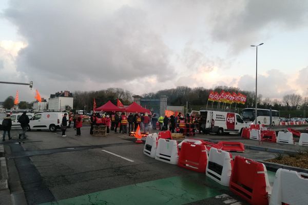 Blocage devant Naval Group à Cherbourg le 13 avril 2023