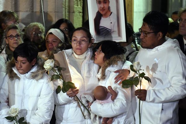 La famille de Vanesa, le 25 novembre 2022, lors de la marche blanche à Tonneins, en mémoire de la jeune fille tuée le 18 novembre 2022.